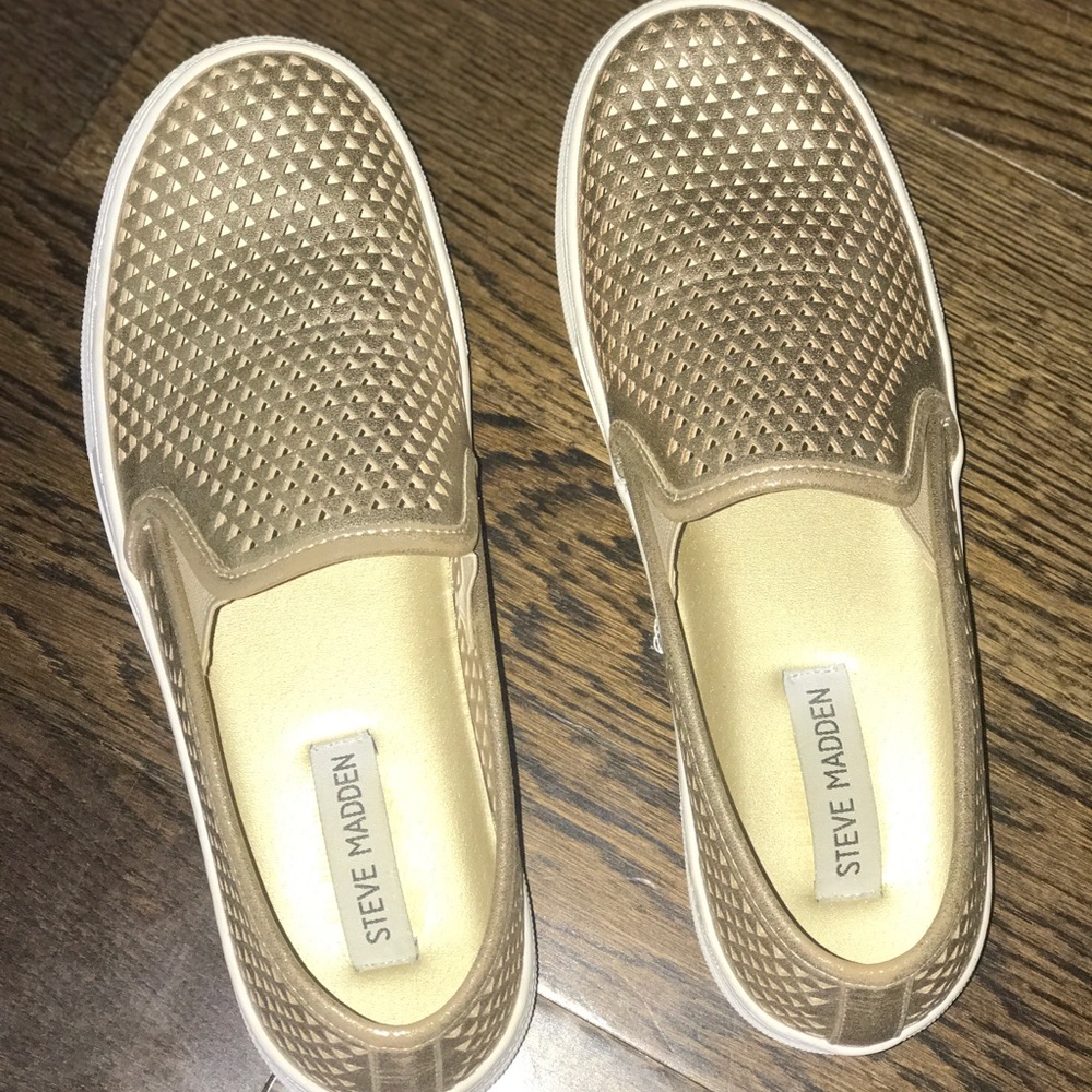 Steve Madden Perforated Gills